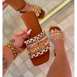 Sandália Rasteira Feminina Tendência boho chic.